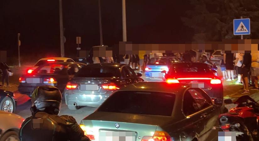 Gyorsulási versenyt rendeztek az M86-os út egyik pihenőjében