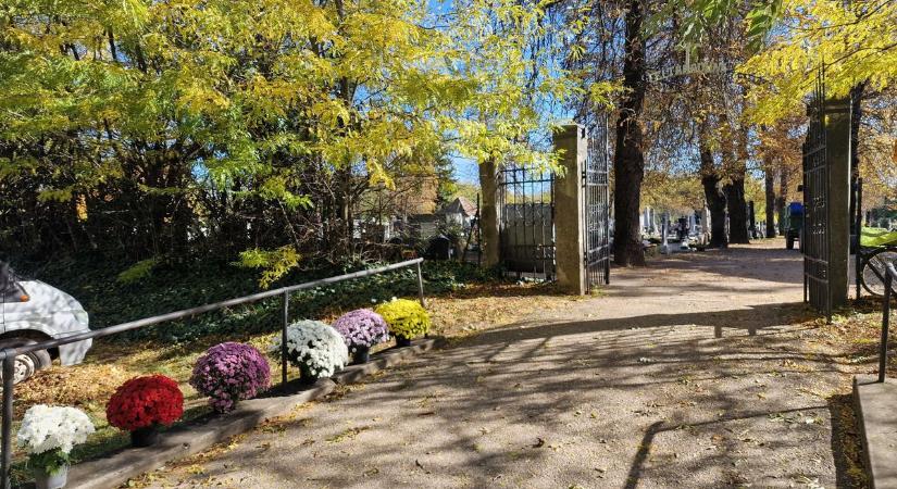 A városkörnyéki településeken mindenhol zavartalanul látogathatjuk a temetőket - biztonságosan
