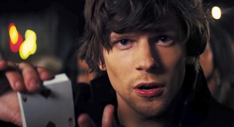 Jesse Eisenberg utcai bűvészként osztogatja a jegyeket a Szemfényvesztők új részére