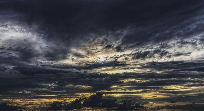 Folytatódik a meleg, felhős időjárás, hétvégére változás áll be