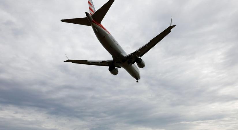 Repülőn támadt két tinire egy indiai férfi – villával