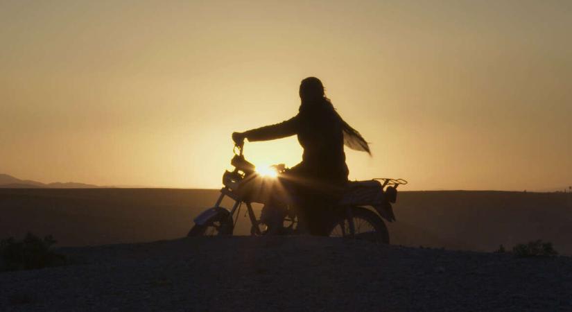 A szabadság Iránban is motorral jár: történet egy nő küzdelméről a gyerekházasságok ellen