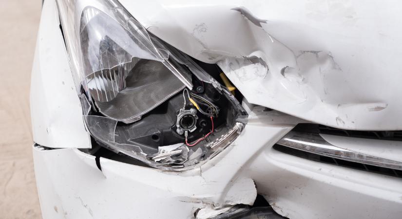 Egy koccanás utáni javítás is rengeteg pénz lehet, nagyon elszálltak az árak