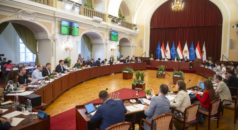 A törökfürdőtől Rákosrendezőig és a kerületekig: heves viták lesznek szerdán a Fővárosi Közgyűlésben