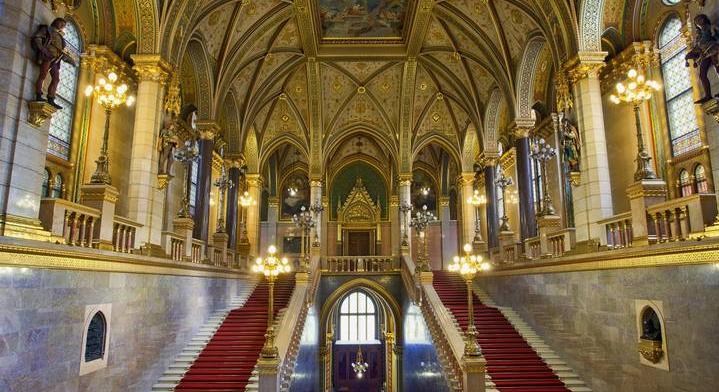 Kalandos az Országház leghíresebb festményének története: többször át kellett költöztetni