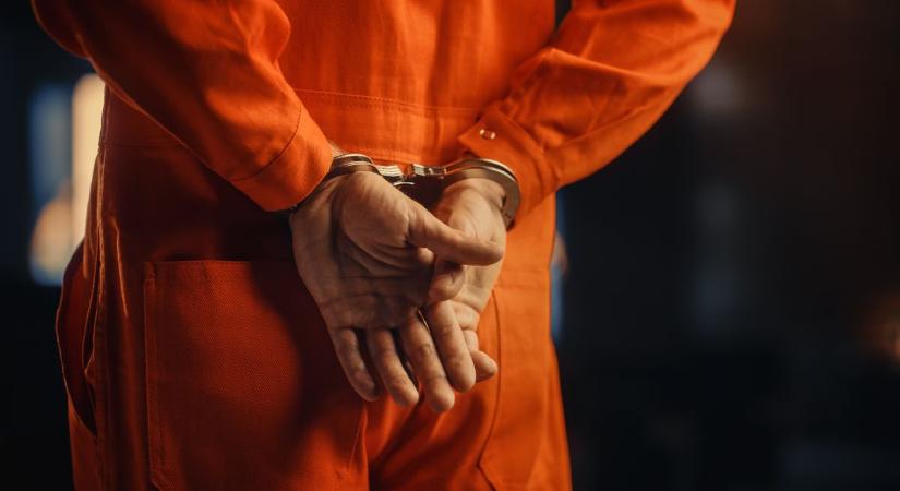 Börtönruhás celebek jártak Kecskeméten