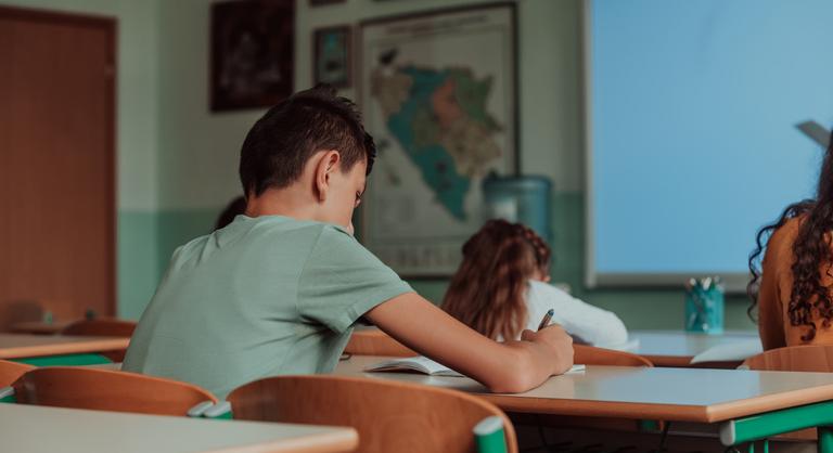 Felfüggesztettek egy tanárt, mert négy LMBTQ könyvet tartott a tanteremben