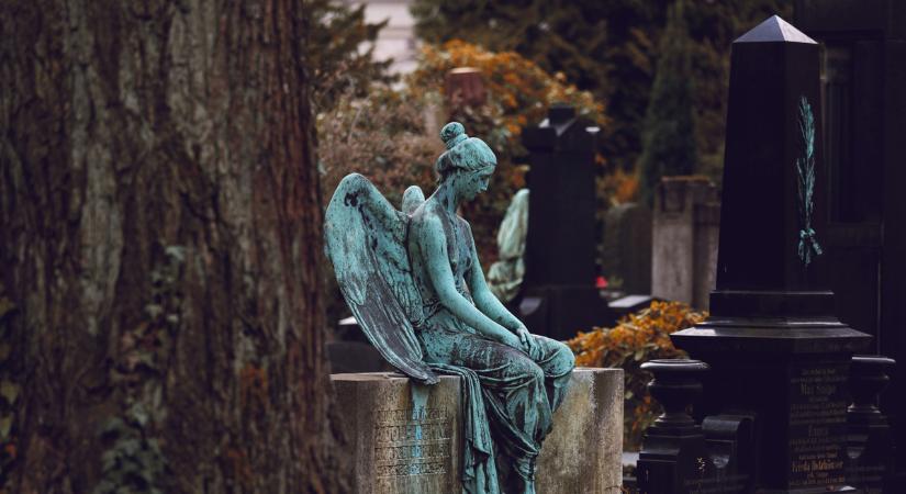 Halottak napja: mivel tisztíthatók házilag a sírkő? Mutatjuk!