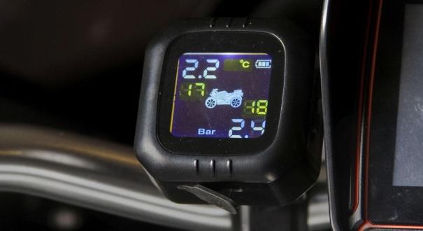 Tényleg keményebbre kell fújni a gumit, ha ősszel is motorozol?