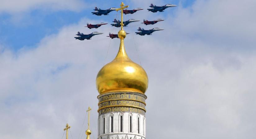 Lángolnak az olajfinomítók Oroszországban, leálltak a repterek, Moszkva fölött ukrán drónok cikáznak