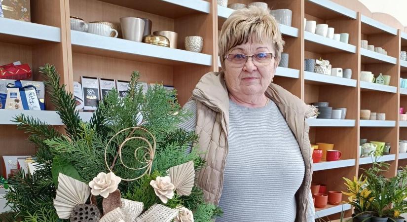 Mécsesek, LED-es gyertyák, krizantém – egy koszorú ára tízezer forint fölé is kúszhat (videóval)