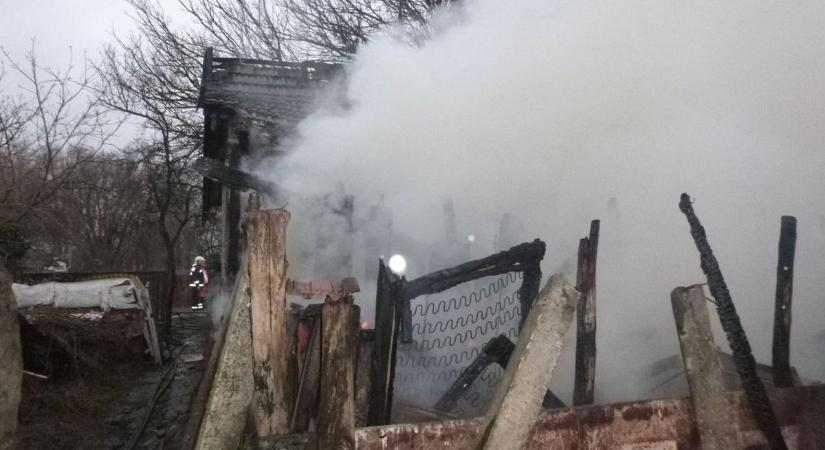 Égett holttestre bukkantak egy falusi házban