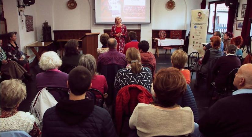 Új könyv jelent meg a mezőkövesdi bútorfestő hagyományokról