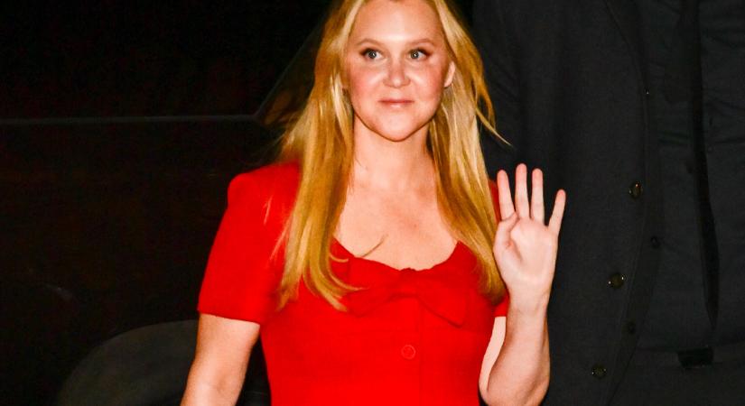 Amy Schumer soványabb, mint valaha – alig lehet ráismerni dögös piros miniruhájában!
