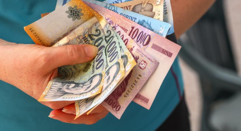 Forintpánik a reggeli nyitásnál, a dollár és a frank is emelkedik