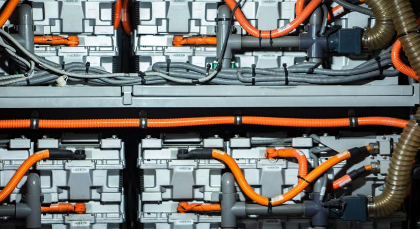 Balhék közepette megkezdődött a sokat vitatott akkumulátorgyár építése Nagysurányban