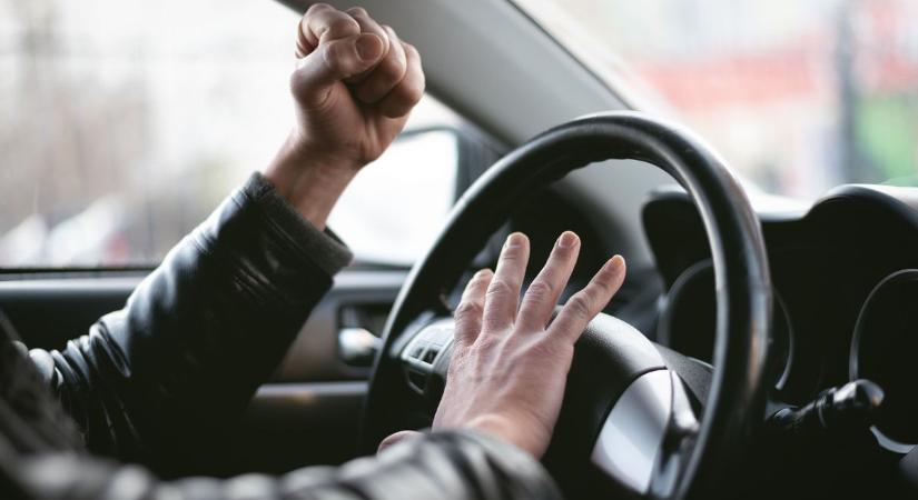 Brutális vége lett az autós összetűzésnek, Esztergomig követték az egyik sofőrt