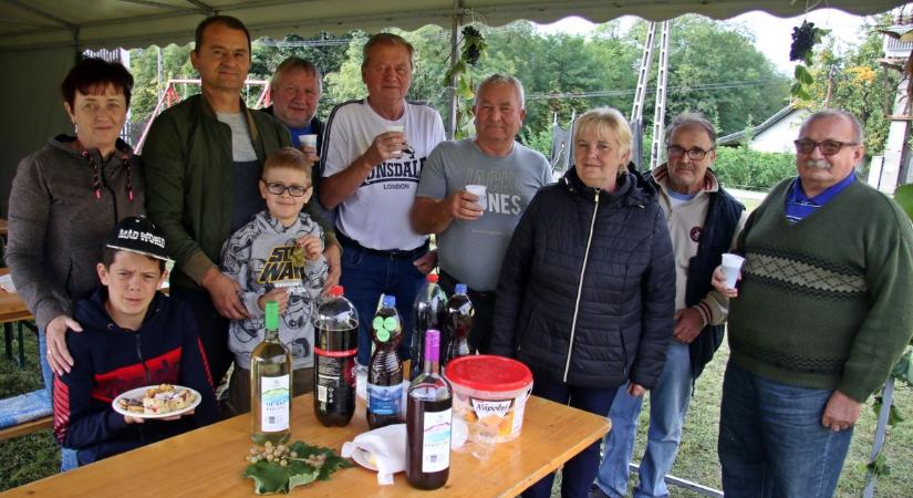 Élénk a közösségi élet ebben a kis zalai községben - ezúttal új- és óbort kóstoltak