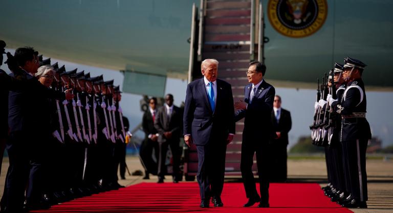 Donald Trump találkozni akart Kim Dzsongunnal, aki inkább kilőtt egy rakétát