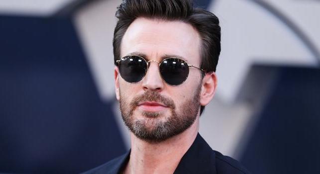 Gólyahír: a 44 éves Chris Evans apa lett