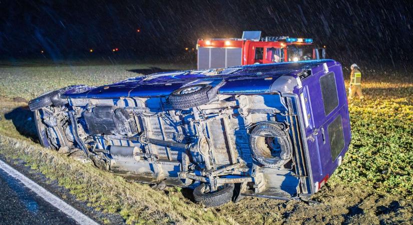 Árokba hajtott egy busz, teljes szélességében lezárták az utat