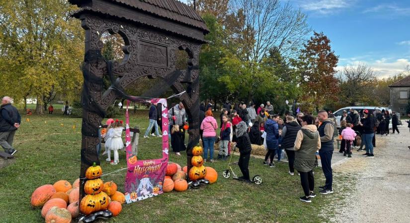 Halloweeni töklámpás a székely kapun – Vita egy közösségi rendezvény körül Pápán