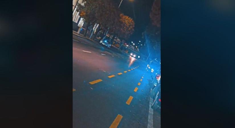 Riadalom a Vásárcsarnoknál: mentő és rendőrautók érkeztek este a területre (VIDEÓ)