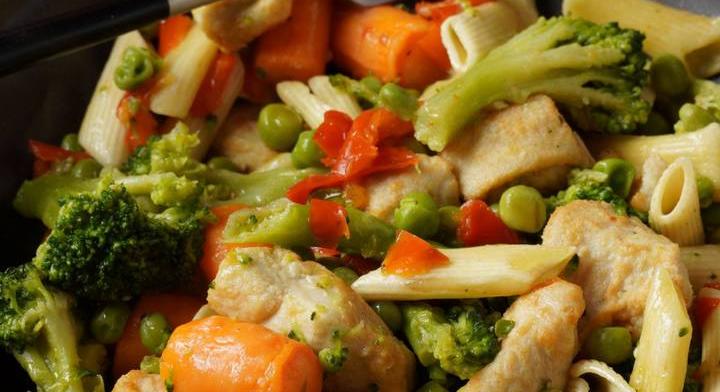 Csirkés, zöldséges tésztasaláta: maradék hússal is tökéletes
