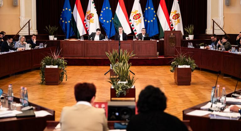 Tüntetők az utcán, veszni látszó fesztivál, „halálos döfés” – itt a vége Budapestnek? - A Fővárosi Közgyűlés ülése