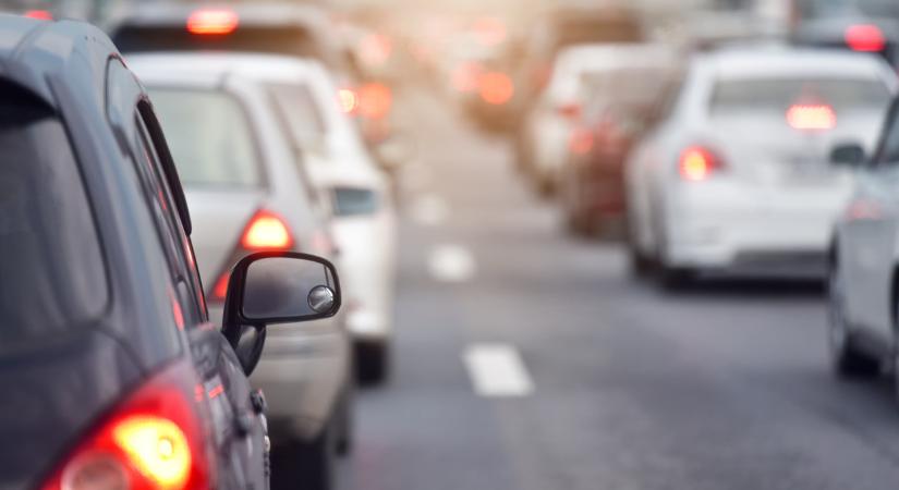 Figyelem, ez sok autóst érint: lezárás lesz a Tisza-hídon, jelentős torlódások várhatók