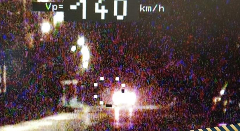 140-nel száguldott a városban