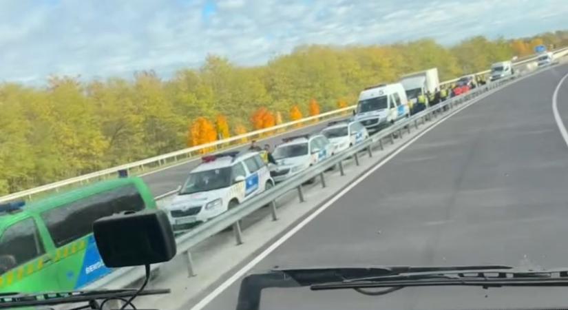 Zsaruk mindenhol! Valami nagy dolog készül a jármi felhajtónál? (videóval)