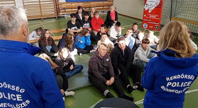 "Az elrettentés nem működik, bármennyire is látványos" - szakemberek kritizálják a rendőrség által tartott iskolai drogprevenciót