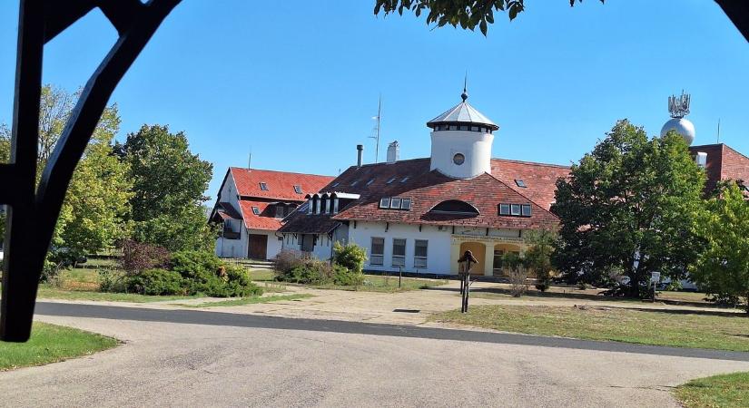 Így néz ki most a pusztamérgesi szellemiskola – diákok helyett az idő koptatja a padokat