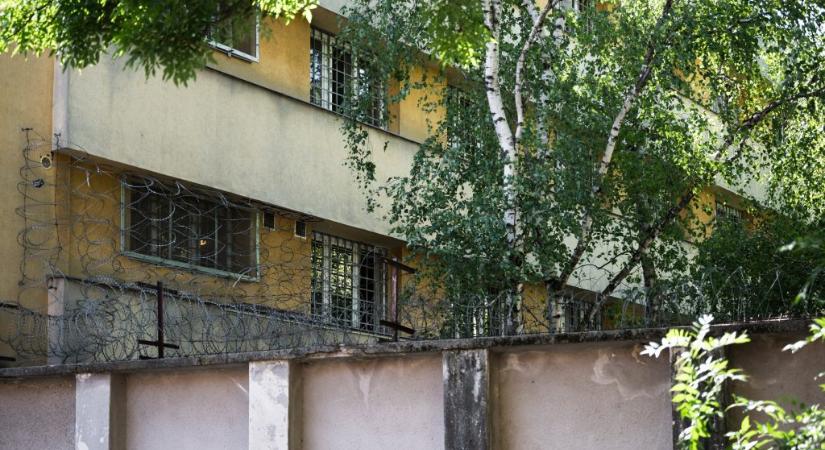 HVG: A Szőlő utcai munkatársak tudták, hogy az igazgató a szárnya alá vett lányokat, egyiküket ő nevezte el Aisahnak