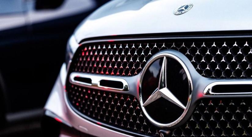 Gödörben a Mercedes: baltával folyik a kiadások lefaragása, de a kínai és az amerikai piac zsugorodására nincs még ellenszer