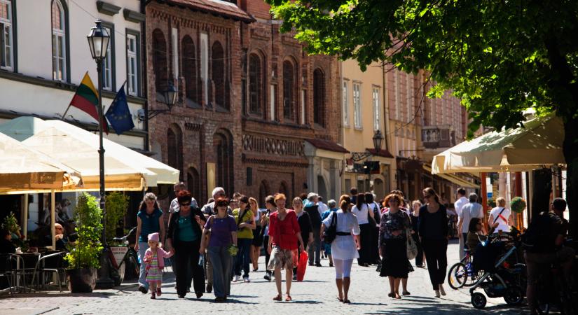 Nevetséges vagy zseniális? Sebességkorlátozást vezetnek be a gyalogosoknak!