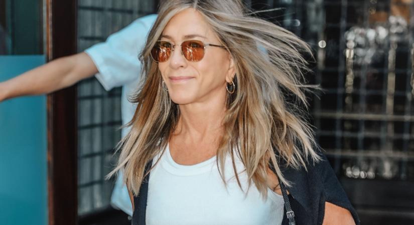 Jennifer Aniston bebizonyította, a fehér trikó még mindig extra menő
