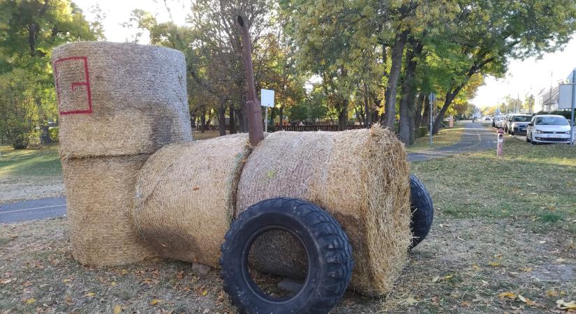Szalmatraktoron ámulnak a vásárhelyiek