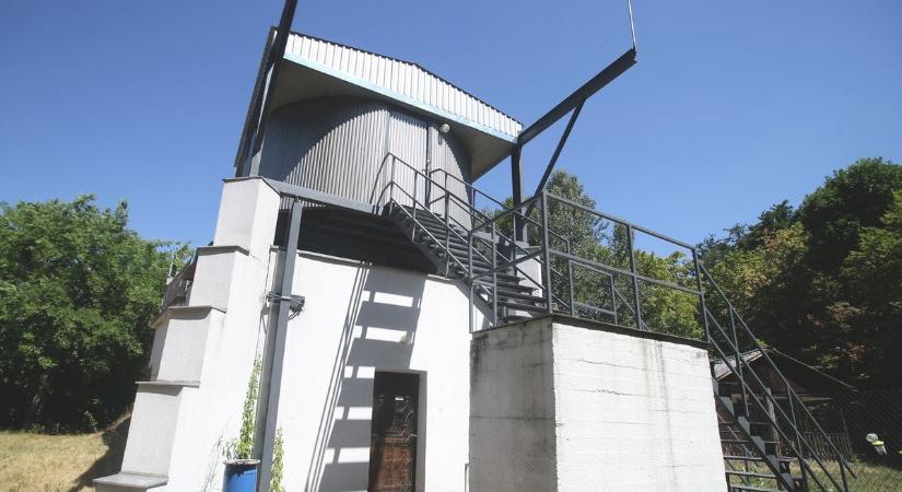 Cicák és csillagok – különleges estével készülnek a Szegedi Csillagvizsgáló munkatársai és a doromboló négylábúak