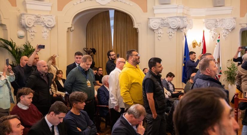 Balhé a Fővárosi Közgyűlésben, taxisok kiabáltak Karácsonnyal