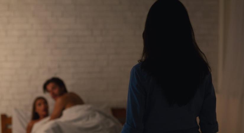 Az ágyban kapta rajta a férjét egy másik nővel: nem találni rá szavakat, mit tett a szeretővel a megcsalt feleség