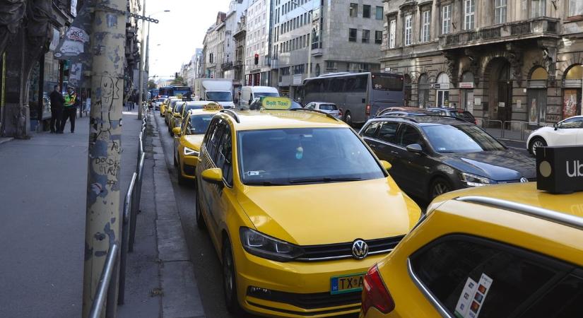 Újabb Karácsony-ellenes taxistüntetés kezdődött Budapesten – Fotók