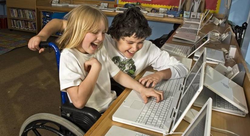 Új esélyt adott a mozgássérült gyermekeknek: magyar nő találta fel a Jánó-módszert