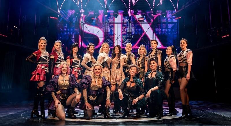 A hat királyné fergeteges popdívaként születik újjá – Újra műsoron a SIX a Madách Színházban