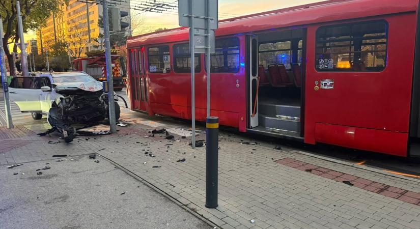 Autónak, majd megállónak ütközött egy villamos Pozsonyban (FOTÓK)