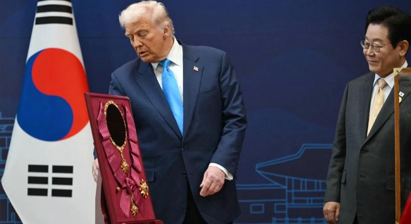 Ősi koronával, kecsappal és aranyozott brownieval vették le a lábáról Trumpot Dél-Koreában