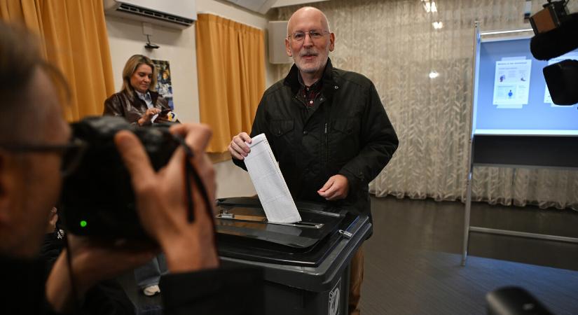 Előre hozott parlamenti választások kezdődtek Hollandiában