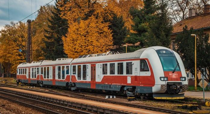 Mennyire telítettek a vonatok mindenszentek előtt? A ZSSK megnövekedett utazási igényről számol be