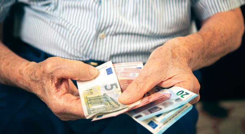 Hozzányúlhat a kormány a nyugdíjemeléshez – ez minden idős embert érinthet